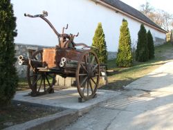 Az 1930-ban gyártott, még ma is működő tűzoltó fecskendő fotója