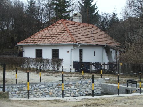  A vízfogó mellett népi lakóház