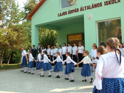 Az általános iskola udvara ünneplő gyerekekkel