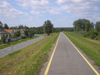 A falu és a Tisza-folyó között vezet a bicikli-út